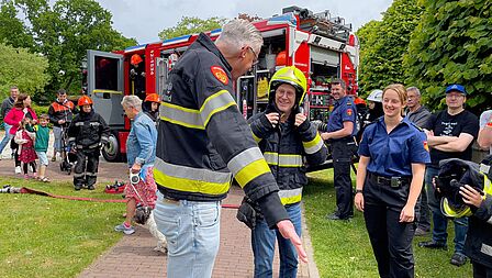 Wethouders Frits Brouwer en Gaatze de Vries in brandweerpak