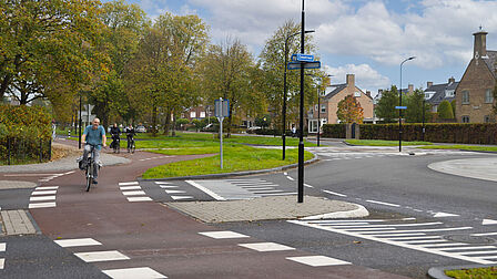 Een man komt aanfietsen bij een rotonde in Heemskerk.