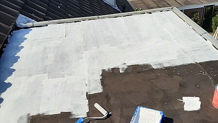 Foto van het verven van het zwarte dak